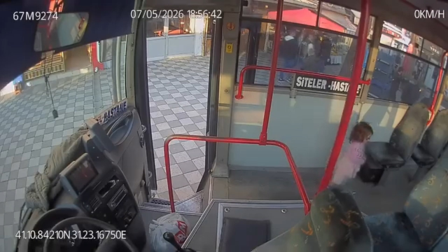 Emekleyerek otobüse binen kız çocuğunu fark eden şoför, o anları anlattı