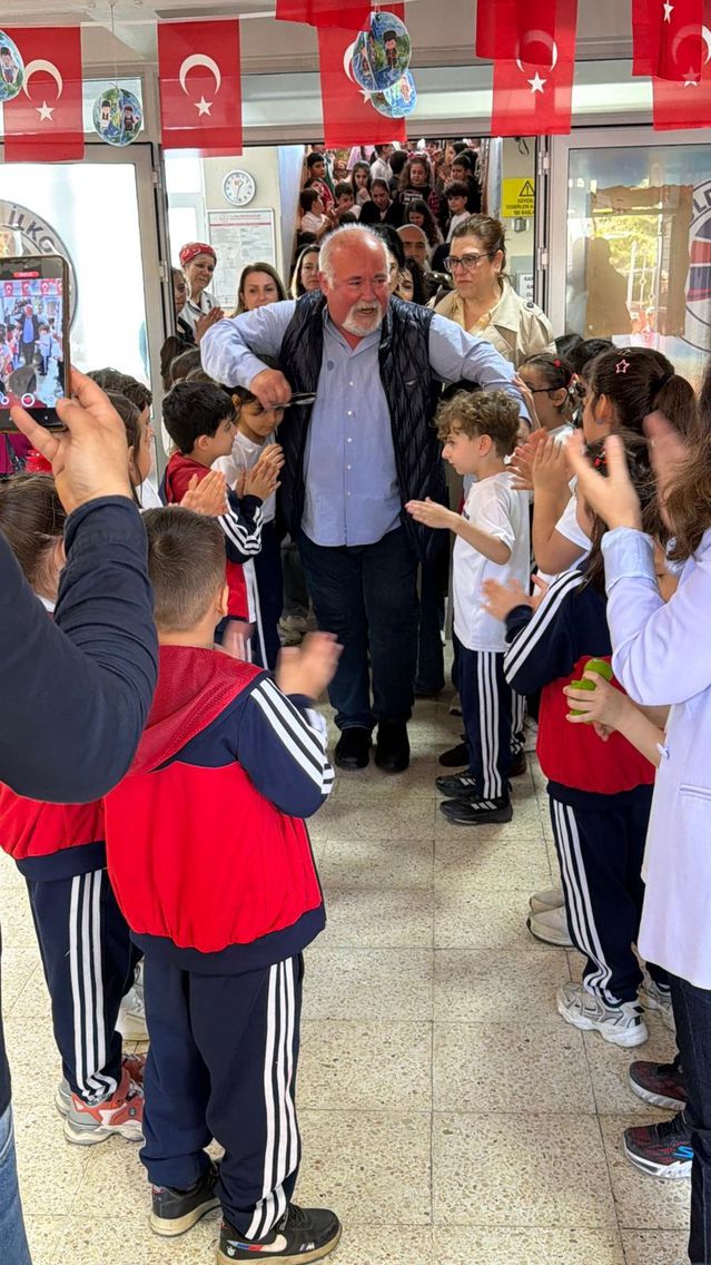 Emekli Öğretmen Gözyaşlarıyla Uğurlandı