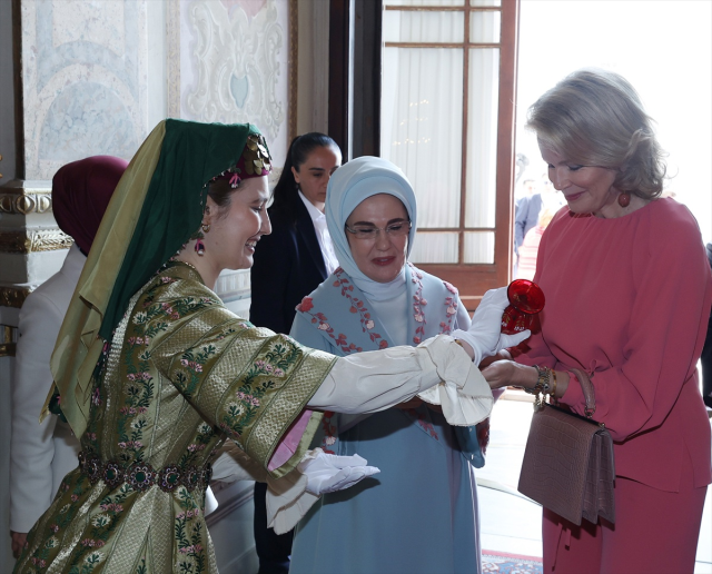 Emine Erdoğan, Belçika Kraliçesi Mathilde'ye Türk kültürünü tanıttı