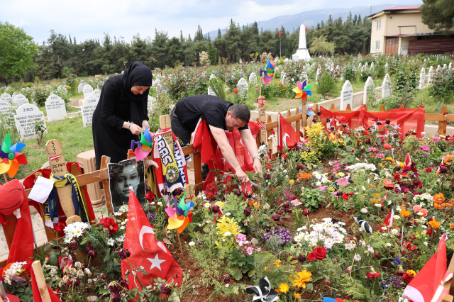 En acı Anneler Günü... Oğlunun mezarı başındaki sözleri yürek dağladı