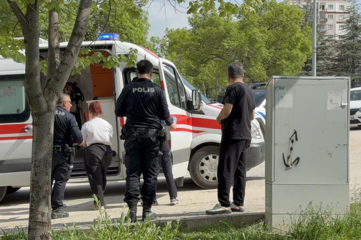 Kız çocuklarının erkek arkadaş kavgasında kan aktı