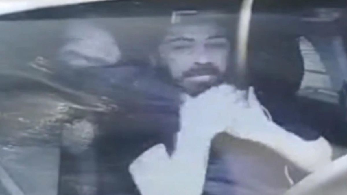 Taksici, yolcusunun saldırısına uğradı