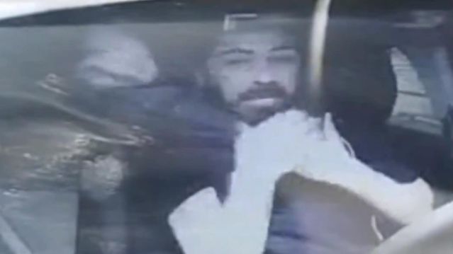 Taksici, yolcusunun saldırısına uğradı