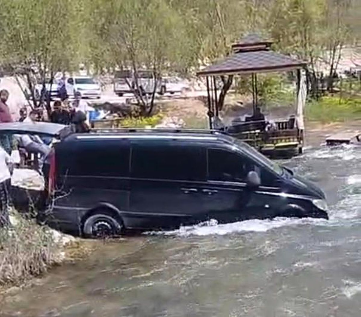 Bozkır\'da Freni Boşalan Minibüs Çaya Düştü