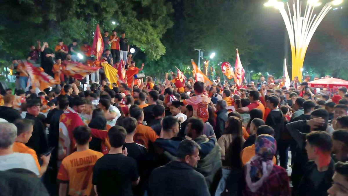 Galatasaray, Şampiyonluğu Kutlamak için Batman\'da Sokaklarda