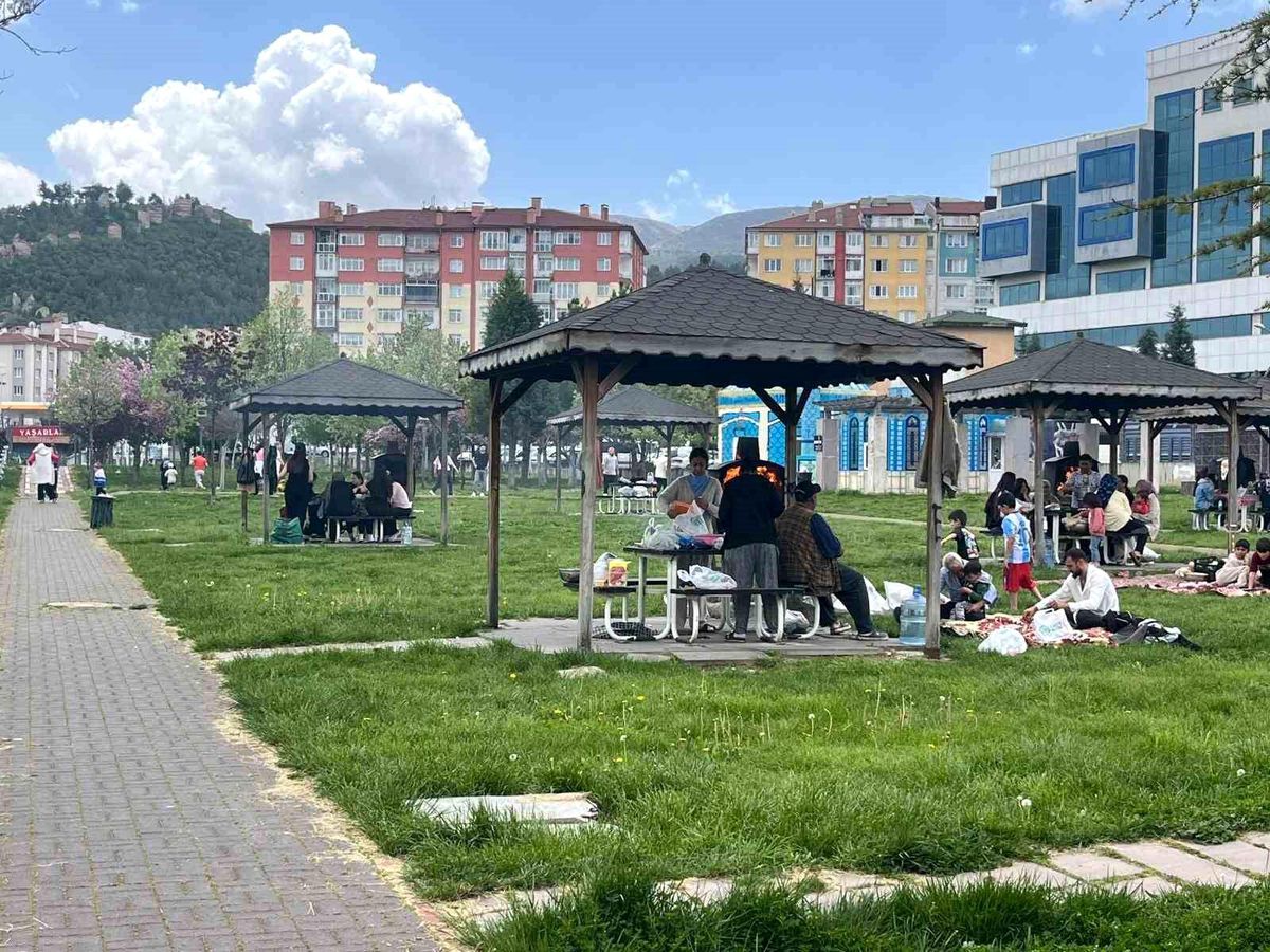 Kütahyalılar Güneşle Kentpark\'a Akın Etti