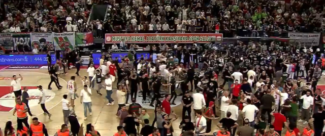 İnanılmaz anlar! Karşıyaka son saniye basketiyle ligde kaldı, taraftar parkeye indi
