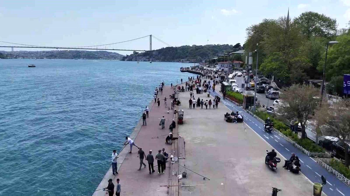 İstanbul\'da güneşi gören sahile koştu