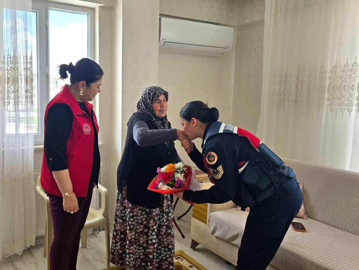 Jandarmadan şehit annelerine anneler gününde anlamlı ziyaret