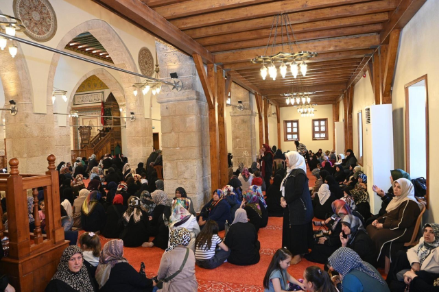 Kahramanmaraş’ta Anneler Günü’nde duygu dolu program: Şehitler ve depremde hayatını kaybedenler için dualar edildi