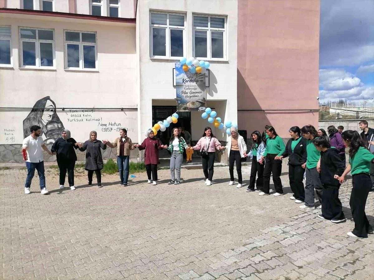 Karaçoban\'da bir sofra kuruldu, mesafeler kardeşliğe dönüştü