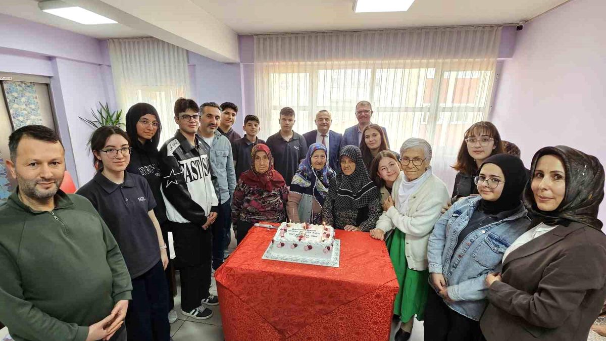 Anneler Günü\'nde Huzurevi Ziyareti