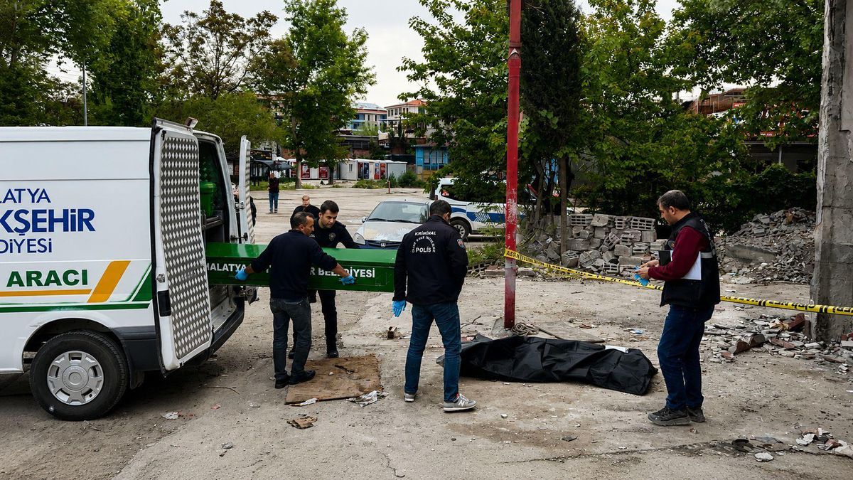 Elektrik direğinden düşüp öldü; olay kamerada