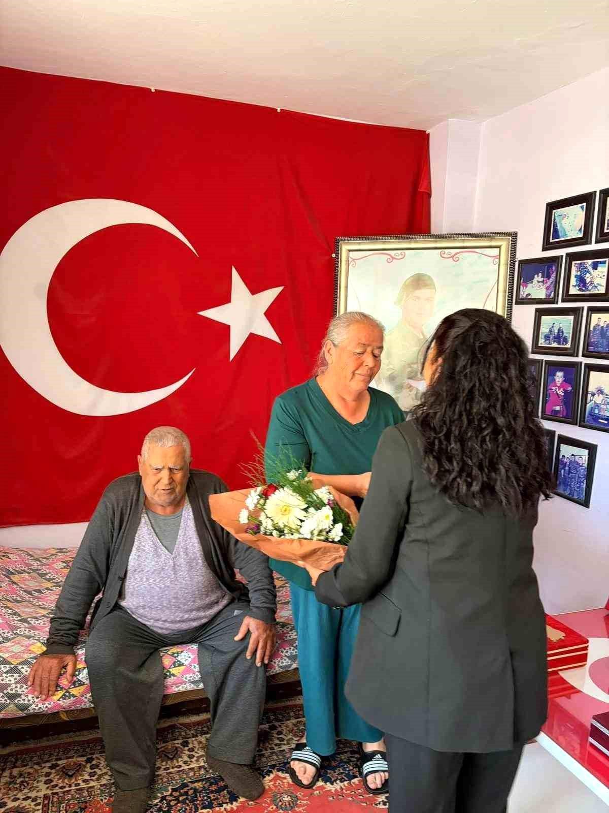 MHP Kuşadası Anneler Günü\'nde şehit ailesini ziyaret etti