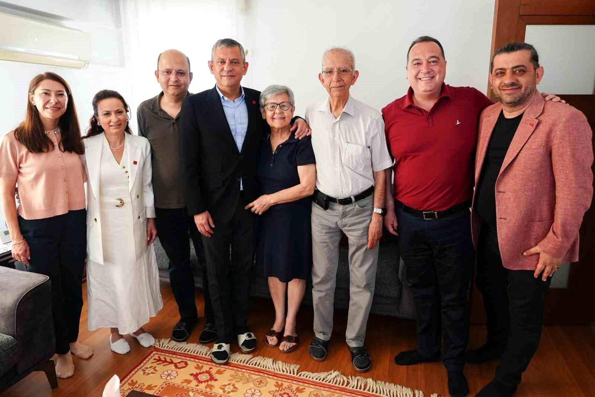 Özgür Özel\'den Anneler Günü\'nde duygu dolu ziyaret