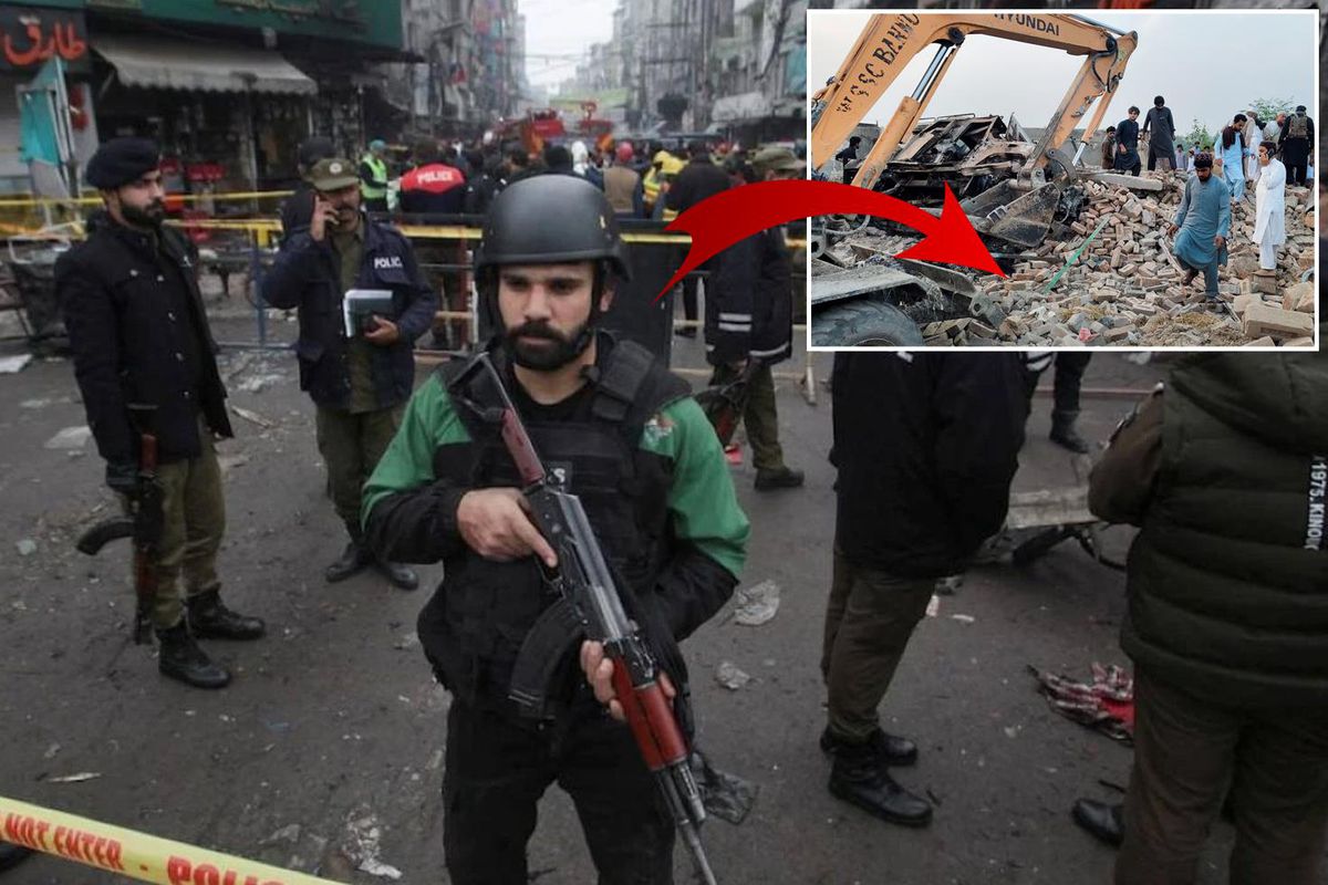 Pakistan\'da düzenlenen intihar saldırısında 12 polis hayatını kaybetti