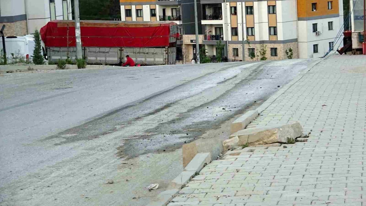 Hatay\'da Yolda İş Makinesi Tepkisi