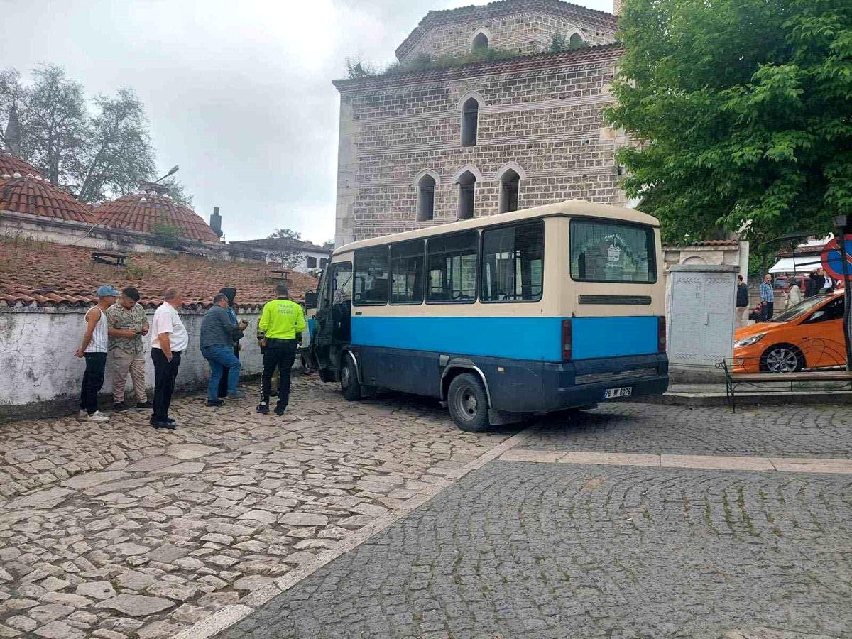 Freni Boşalan Dolmuş Kaza Yaptı