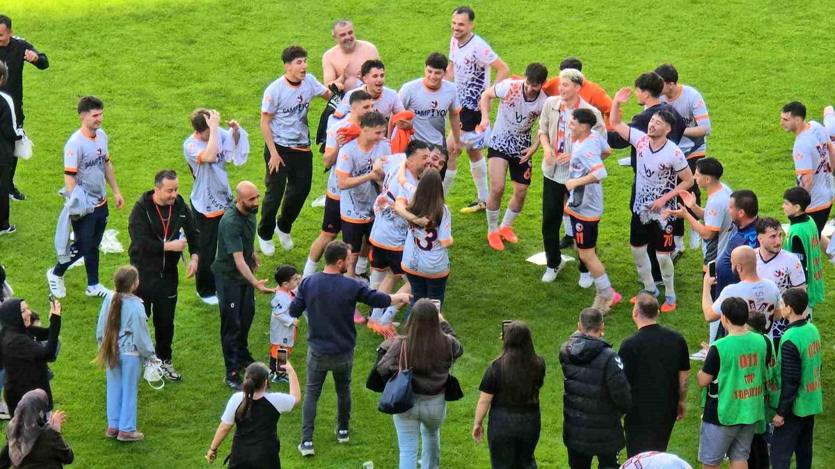 Şampiyonluk kutlamasında sürpriz evlilik teklifi
