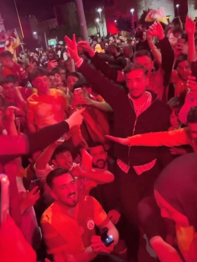 Galatasaray Kutlamasında Evlilik Teklifi