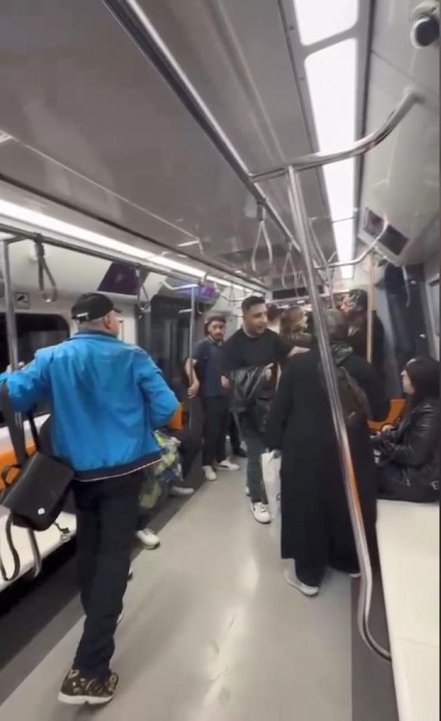 Metroda Kavga: Taraftarlara Oklava İle Müdahale