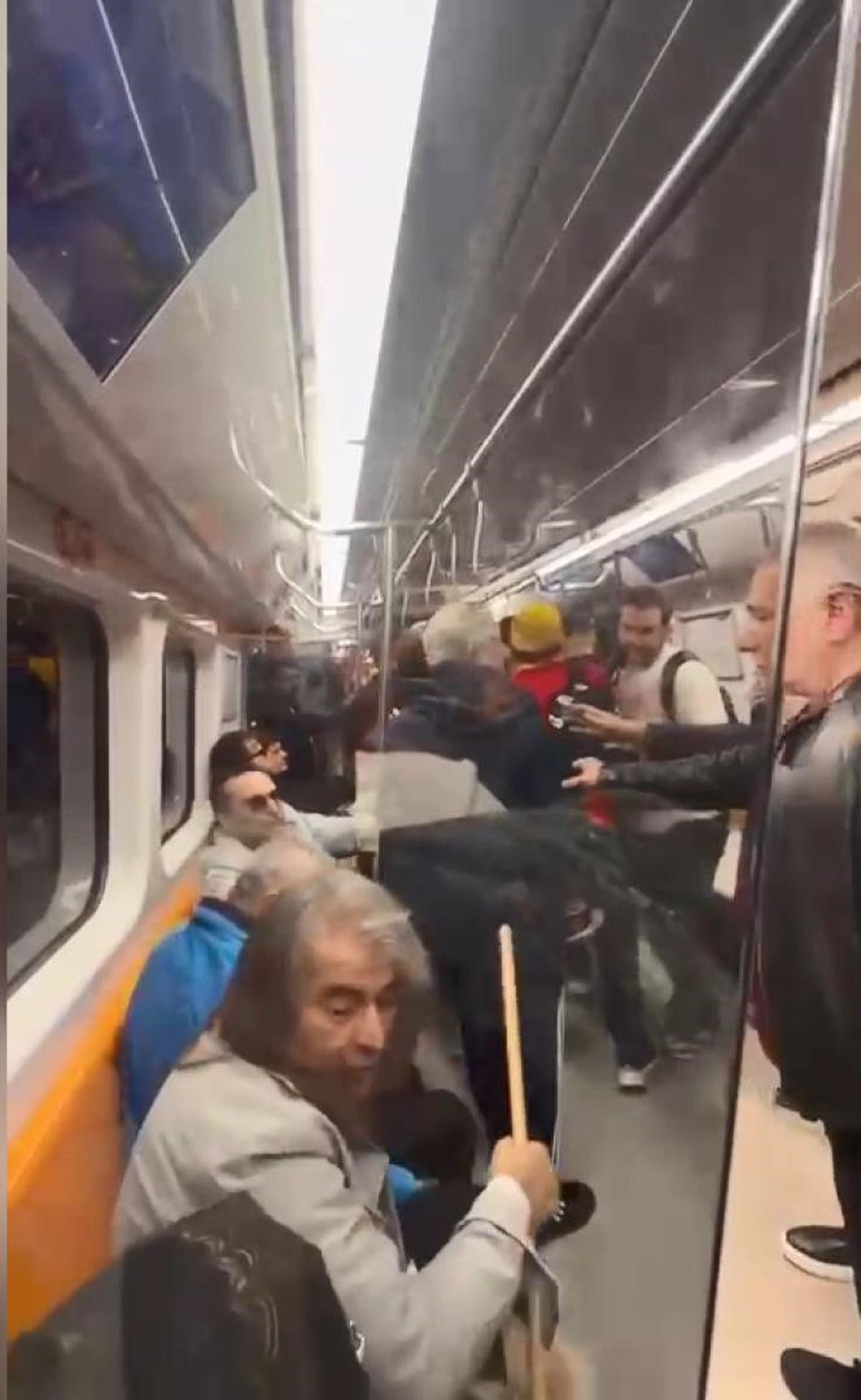Metroda Kavga: Taraftarlara Oklava İle Müdahale