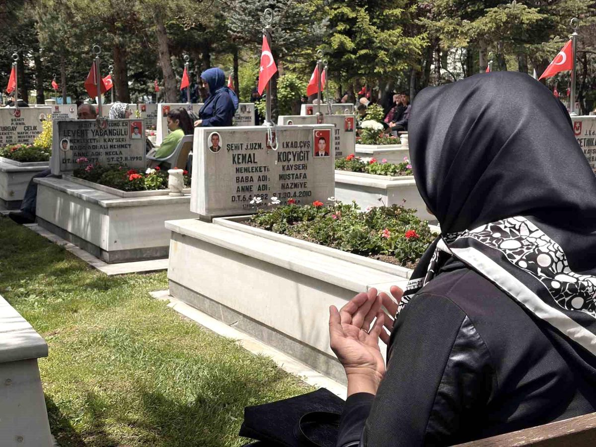 Şehit anneleri, Anneler Günü\'nde evlatlarına koştu