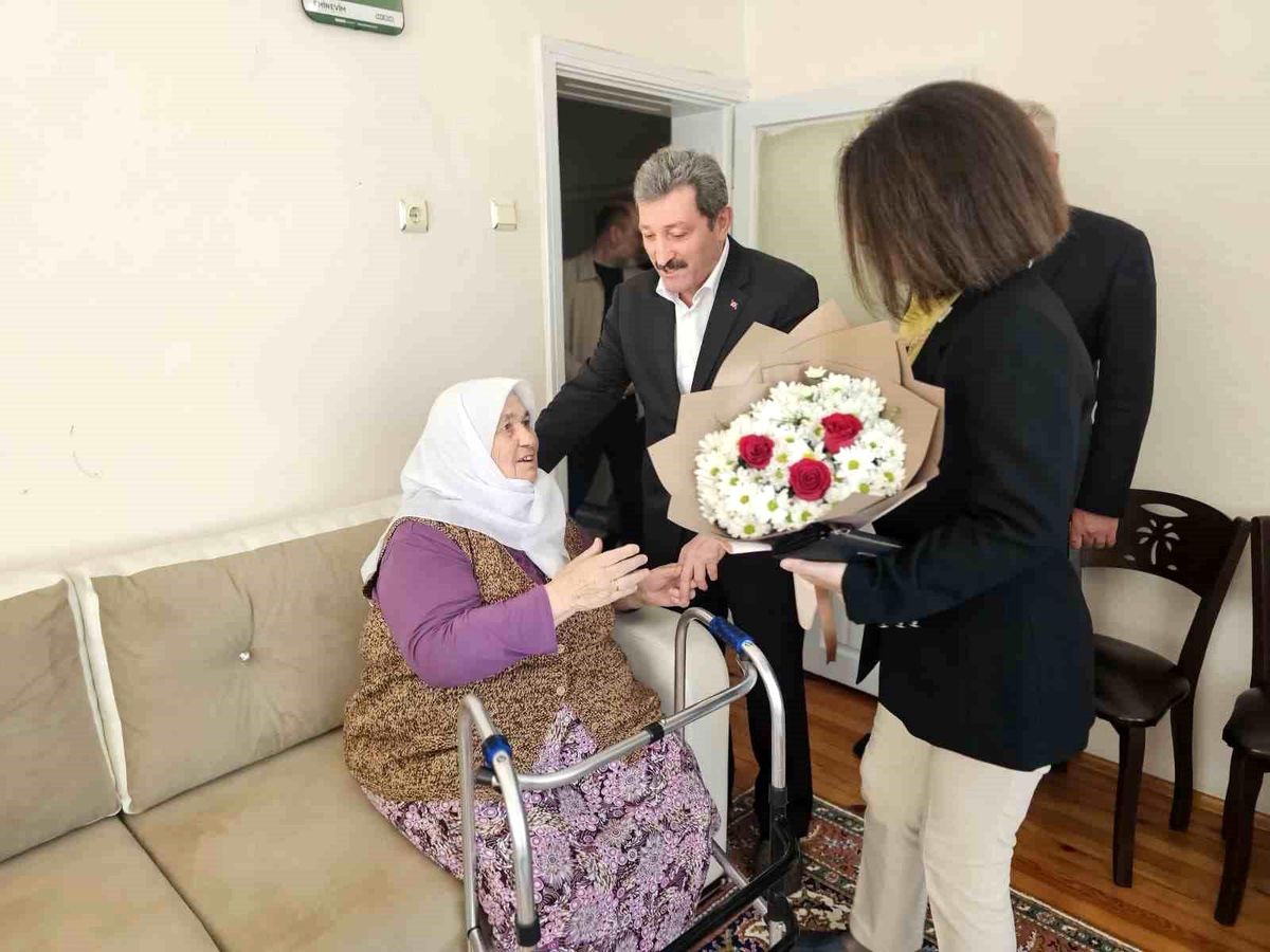 Vali Tavlı, şehit ailesinin Anneler Günü\'nü kutladı