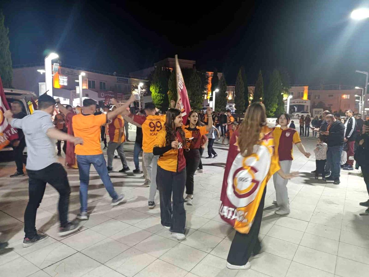 Galatasaray\'ın 26. Şampiyonluğu Selendi\'de Coşkuyla Kutlandı