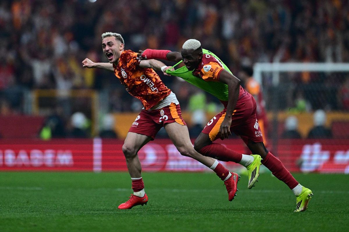 Sevinçten yerinde duramayan Victor Osimhen stadı koşarak terk etti