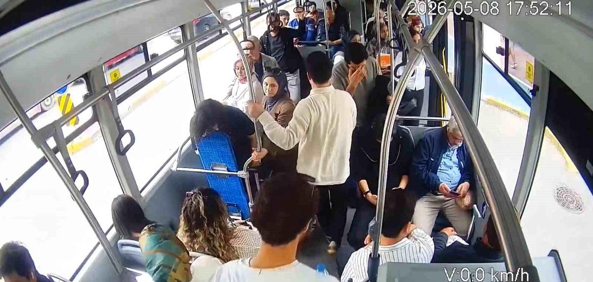 Şoför sürdü, sağlık çalışanı müdahale etti: Otobüsteki panik anları kamerada