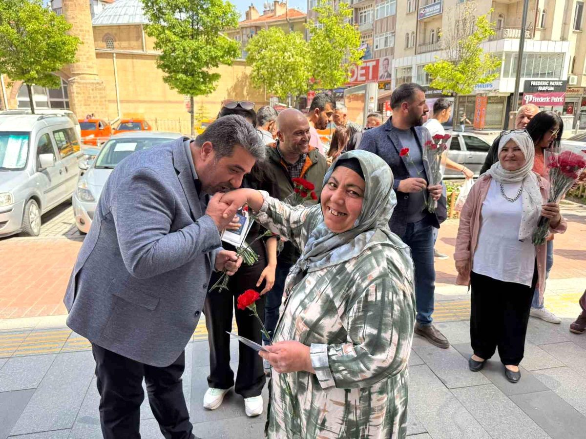 Anneler Günü\'nde Kırşehir\'de Karanfil Dağıtıldı