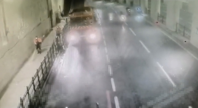 Taksim'de motosikletiyle duvara çarpan Ömer'in hayatını kaybettiği kaza kamerada