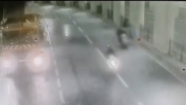 Taksim'de motosikletiyle duvara çarpan Ömer'in hayatını kaybettiği kaza kamerada