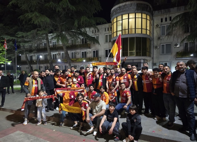 Türkiye sarı-kırmızıya boyandı: 26. şampiyonluk 81 ilde ve sınır ötesinde kutlandı