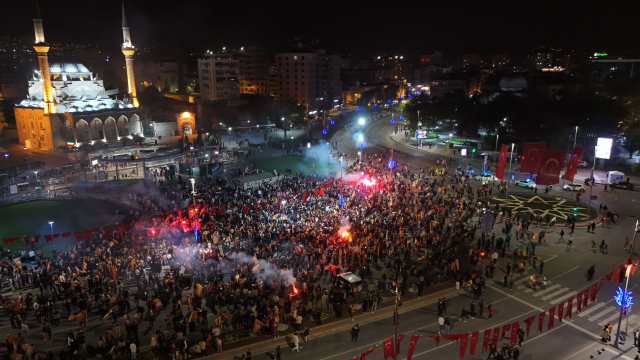 Türkiye sarı-kırmızıya boyandı: 26. şampiyonluk 81 ilde ve sınır ötesinde kutlandı