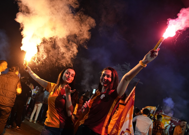 Türkiye sarı-kırmızıya boyandı: 26. şampiyonluk 81 ilde ve sınır ötesinde kutlandı