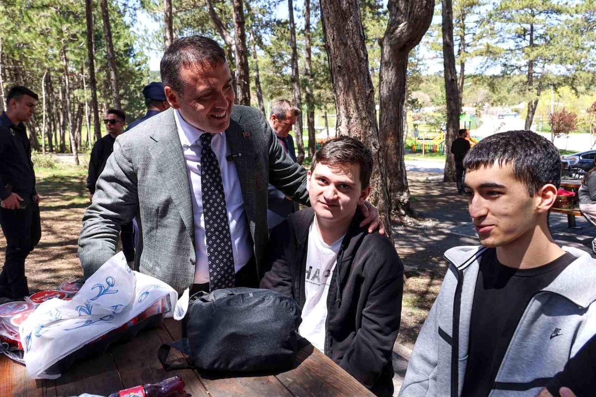 Vali Sözer Öğrencilerle YKS Öncesi Moral Pikniği Düzenledi