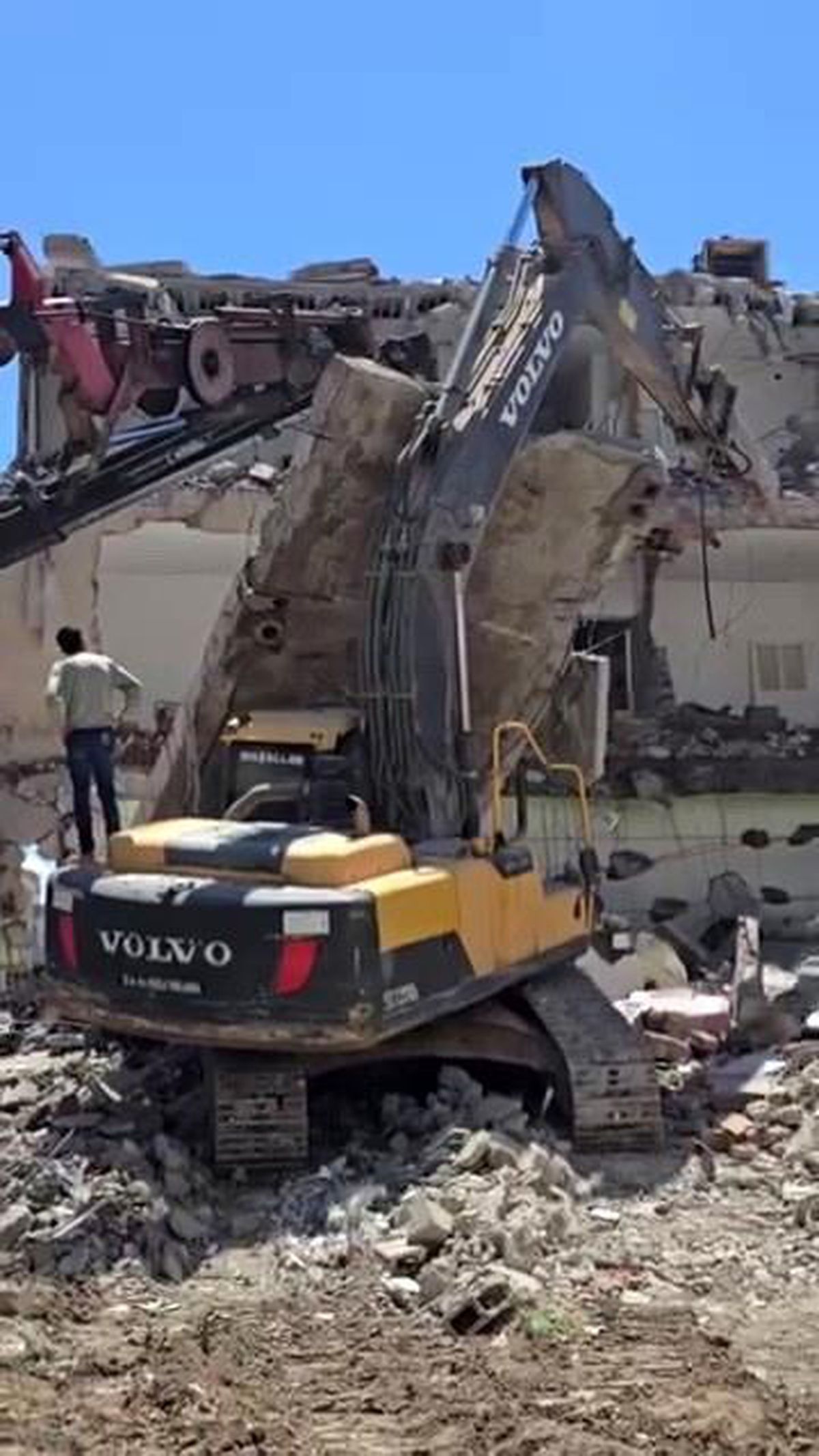 Kahta\'da Beton Blok İş Makinesine Devrildi