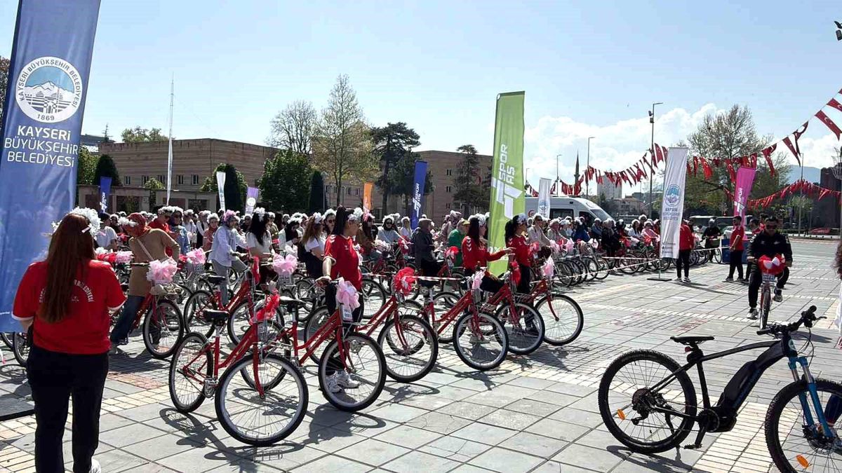 Yüzlerce anne Anneler Günü\'nde pedalladı