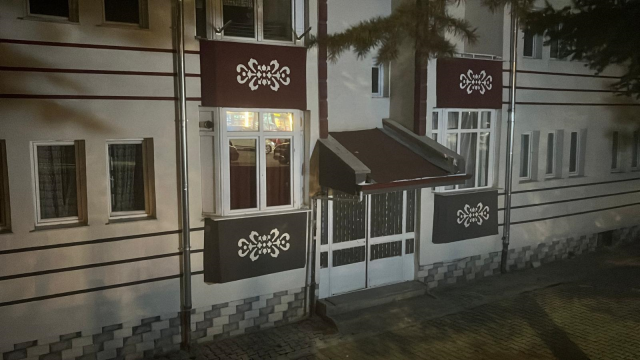 Annelerine müdahale etmek için gelen sağlık çalışanlarını rehin alıp bıçakla birbirlerine girdiler