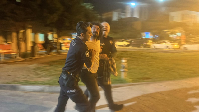 Annelerine müdahale etmek için gelen sağlık çalışanlarını rehin alıp bıçakla birbirlerine girdiler