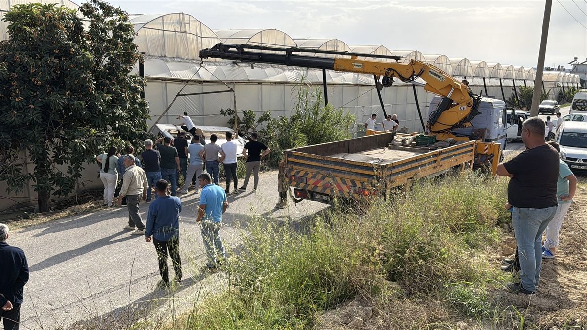 Alanya\'da Okul Servisi Devrildi: 6 Öğrenci Yaralandı