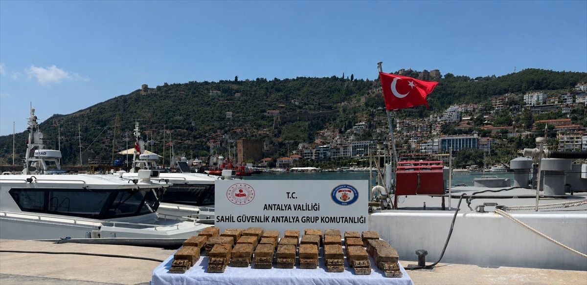 Alanya\'da Kıyıda 40 Kilogram Esrar Ele Geçirildi