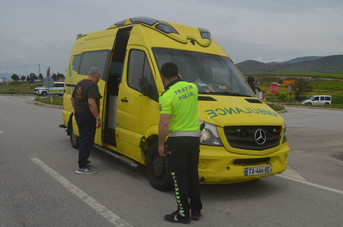 Merzifon\'da Motosiklet Ambulansla Çarpıştı