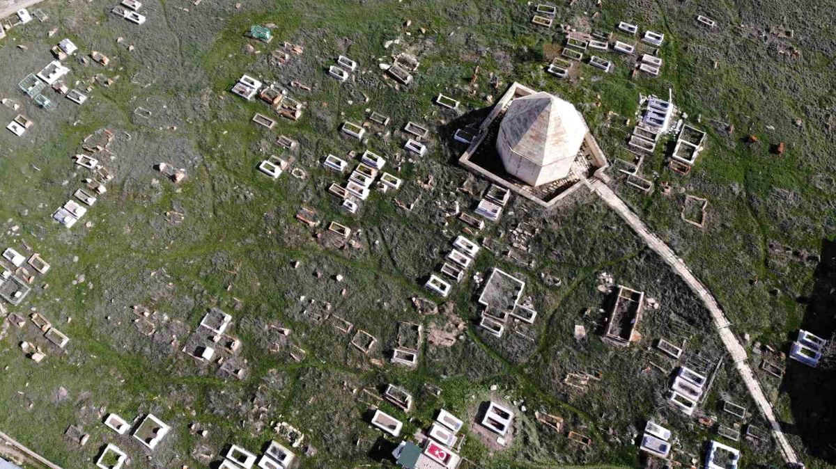 Bayburt\'ta Hacı Kutlu Bey\'in türbesinin bulunduğu mezarlıkta tarihi taşlar kayıp