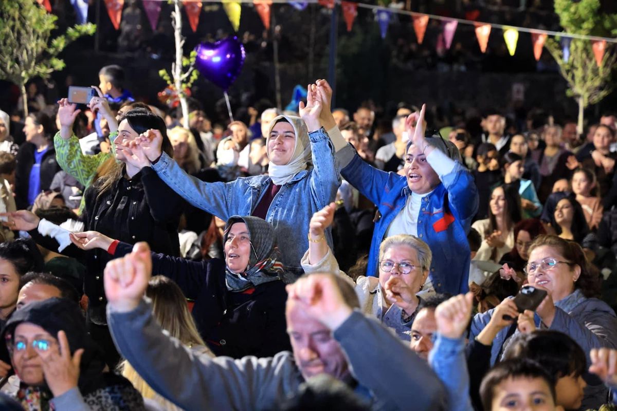 Çiçek Festivali\'nin son gününde düzenlenen konserde vatandaşlar doyasıya eğlendi
