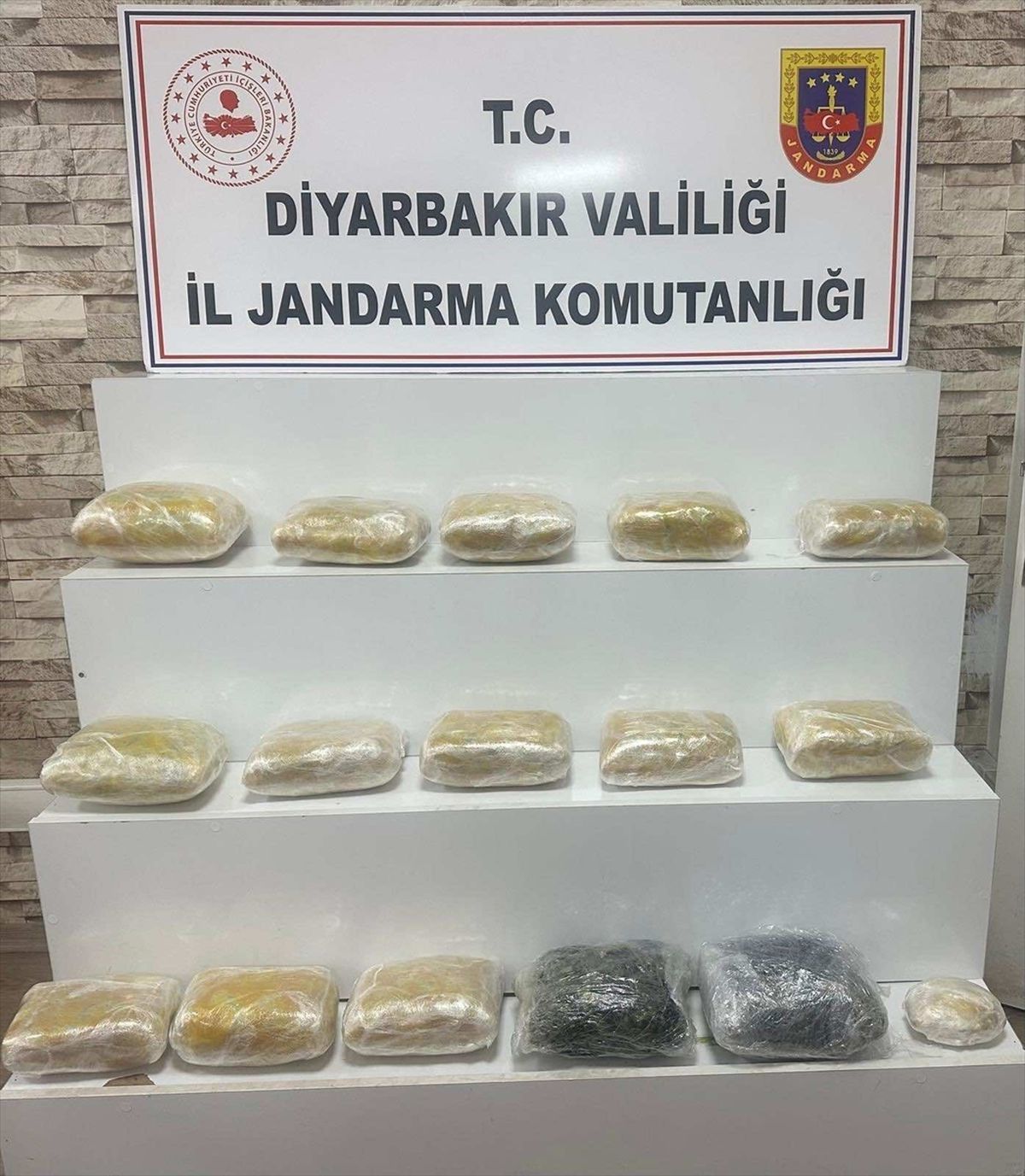 Diyarbakır\'da Uyuşturucu Operasyonu: 60 Gözaltı