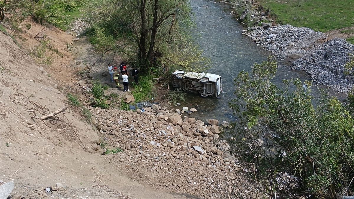 Yığılca\'da Kamyonet Dereye Devrildi: 1 Ölü