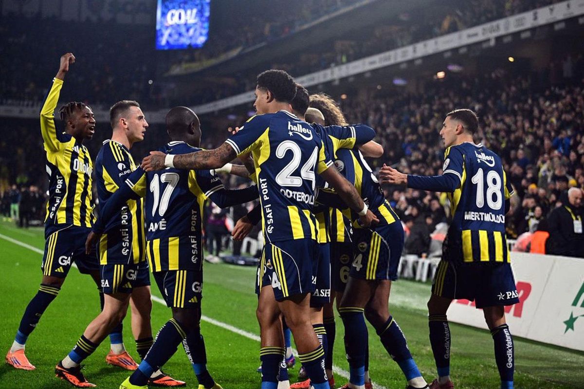 Fenerbahçe\'de büyük kriz! Tam 8 ismin bileti kesildi